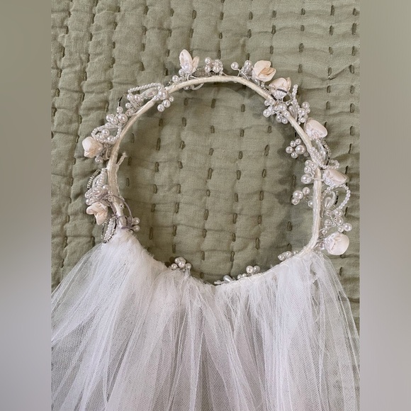 Elegant Tulle Wedding Veil With Floral Crown - Picture 6 of 8